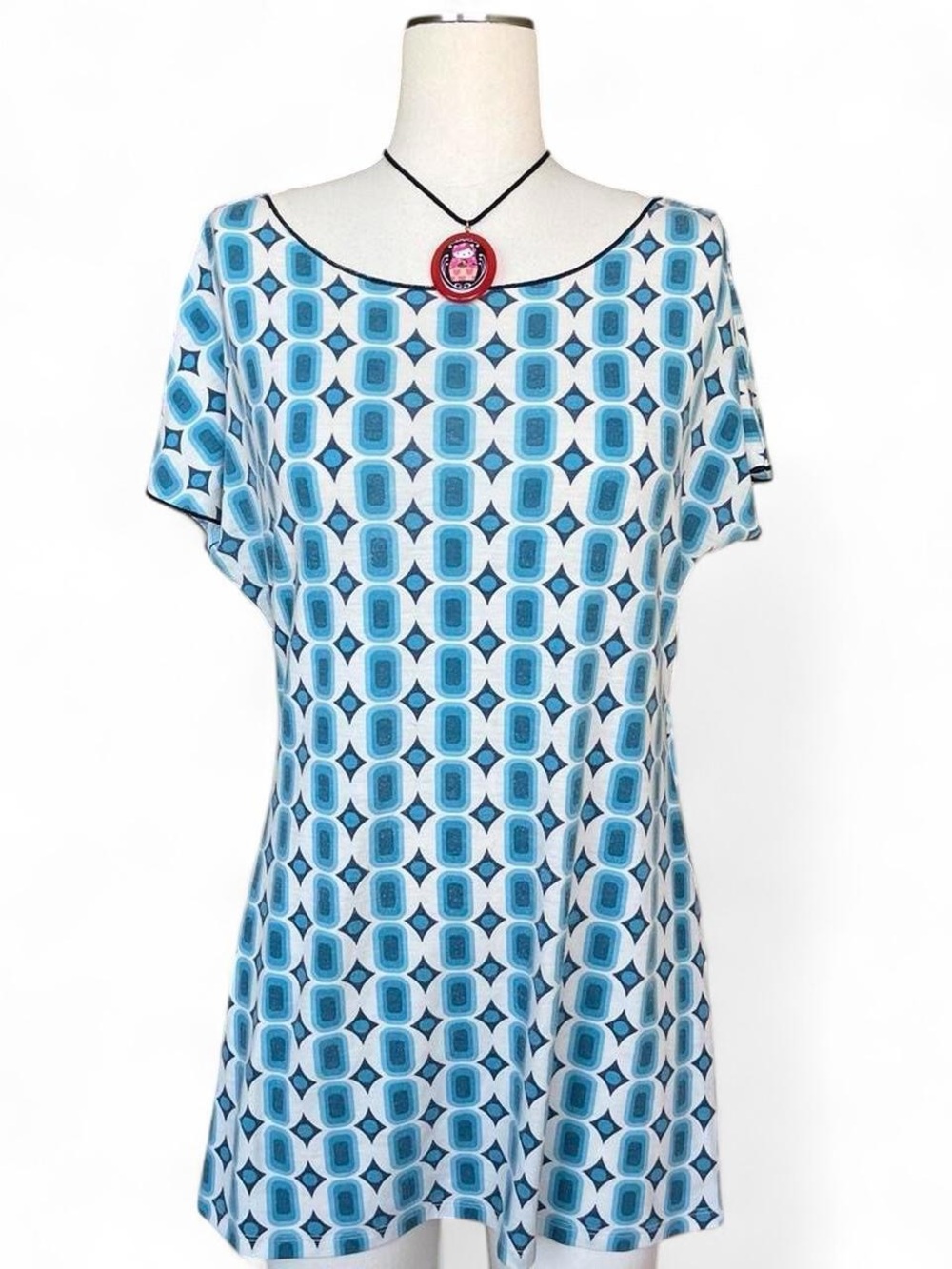 2000s No Boundaries retro psychedelic blue and white geometric pattern top